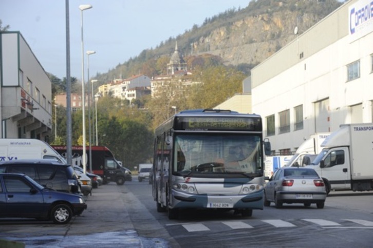 Un autobús circula por el polígono Akarregi de Hernani. (Andoni CANELLADA/ARGAZKI PRESS)