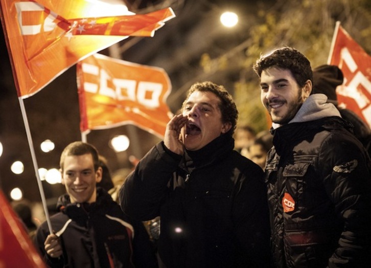 Miembros de CCOO protestan durante la jornada de huelga generalen Madrid. (Dani POZO/AFP)