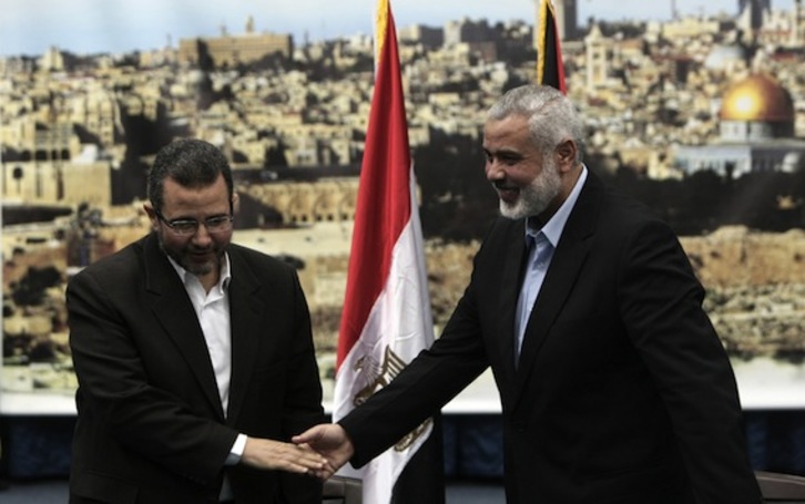 A la izquierda el primer ministro egipcio, Hisham Qandil, junto al jefe del Gobierno de Hamás en la franja, Ismail Haniye, en Gaza. (Mahmud HAMS/AFP)