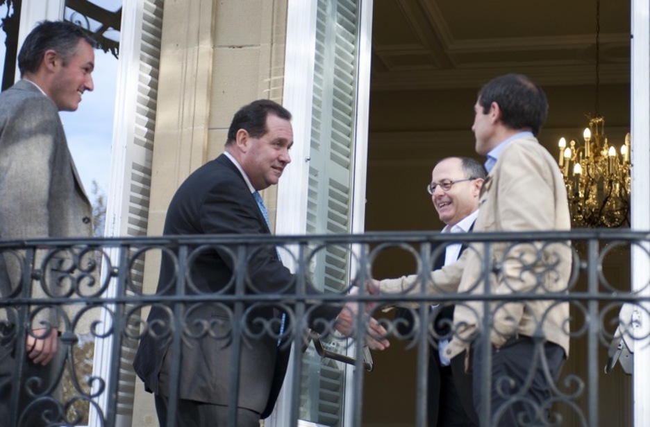 Max Brisson, jefe departamental de la UMP, saluda a Juan Karlos Izagirre y Paul Ríos. Detrás, su adjunto, Marc Oxibar. (Juan Carlos RUIZ/ARGAZKI PRESS)