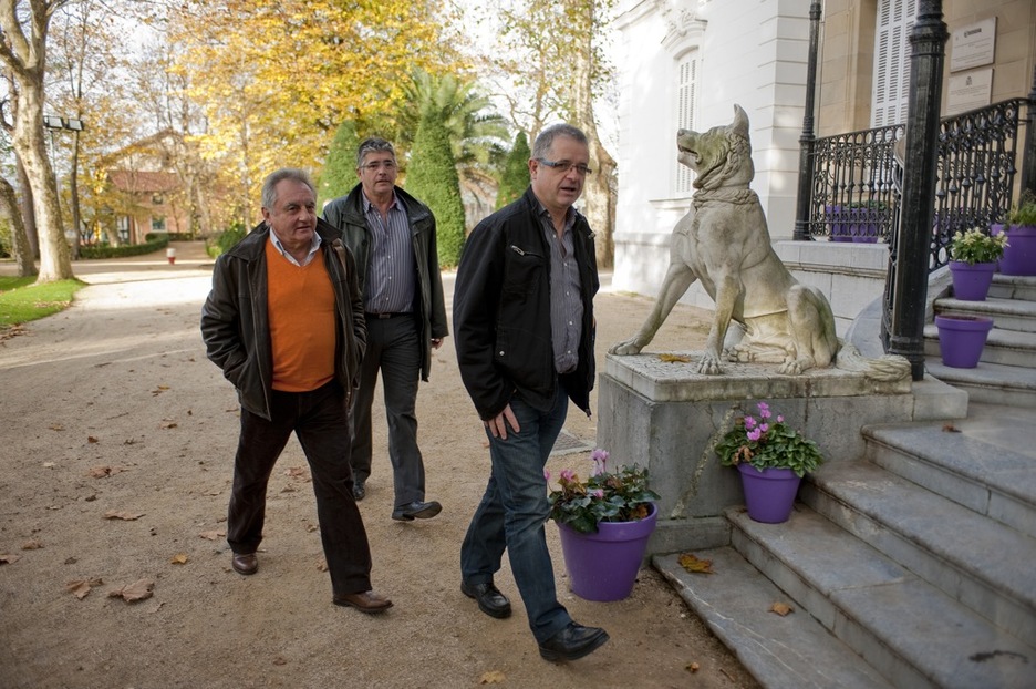 Jean Lissar (Verts), junto a Michel Larralde y Jean-Pierre Etcheverry, de la CFDT. (Juan Carlos RUIZ/ARGAZKI PRESS)