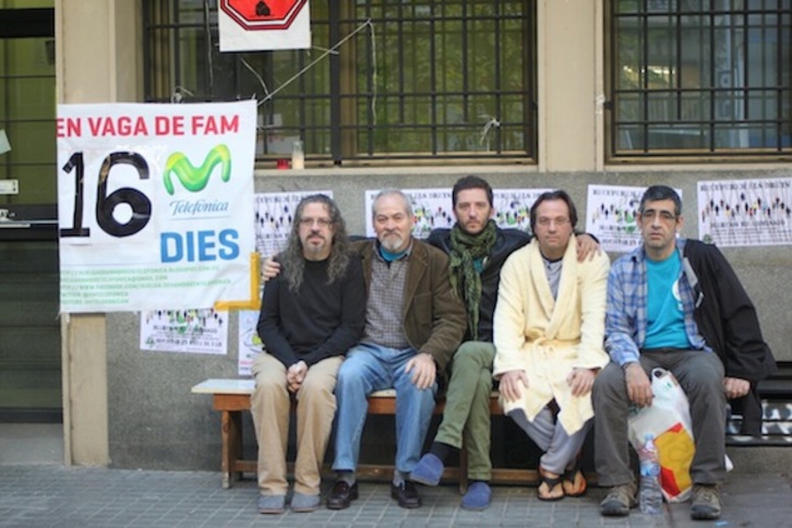 Los cinco huelguistas, en su 16º día de ayuno. (huelgadehambreentelefonica.blogspot.com.es)