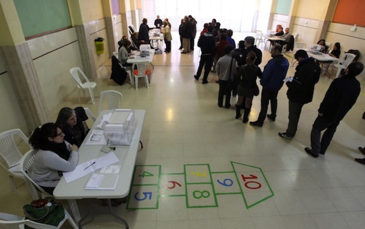Electores hacen cola para ejercer su derecho al voto. (Quique GARCÍA/AFP PHOTO)