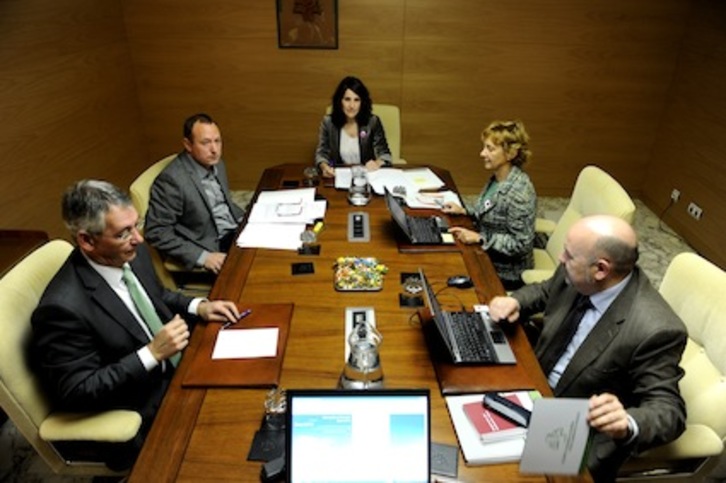 Primera reunión de la nueva Mesa del Parlamento de Gasteiz, encabezada por la jeltzale Bakartxo Tejeria. (Juanan RUIZ/ARGAZKI PRESS)