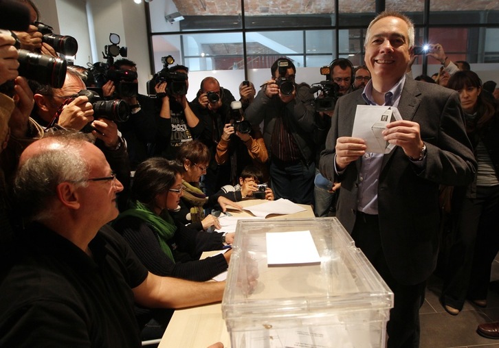 Pere Navarro se dispone a depositar su voto, el domingo. (Quique GARCÍA/AFP)