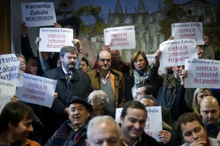 Imagen del pleno de Karrantza donde Bildu y la plataforma Karrantza Zabala han cesado al actual alcalde, José María Martín Iparragirre, del PNV. (Luis JAUREGIALTZO/ARGAZKI PRESS)