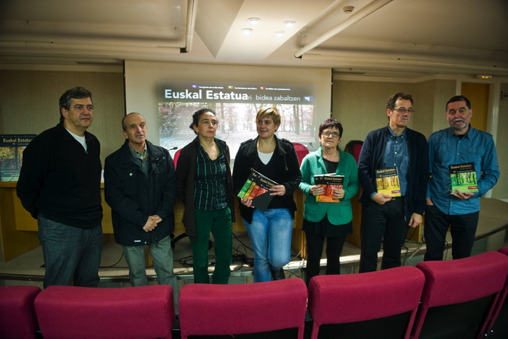 Pazis García y Ainhoa Etxaide, junto con los profesores que han participado en la elaboración del estudio. (Luis JAUREGIALTZO/ARGAZKI PRESS)