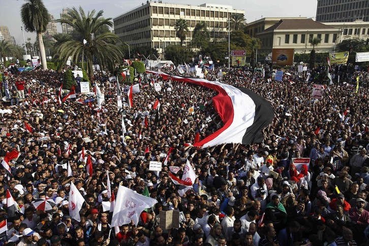 Miles de manfiestantes han salido hoy a la calle para apoyar al presidente Morsi. Gianluigi GUERCIA / AFP