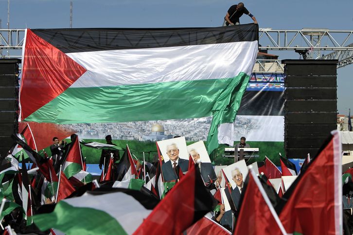 Miles de palestinos han recibido a Mahmud Abbas en Ramala. (AHMAD GAHRABI / AFP)