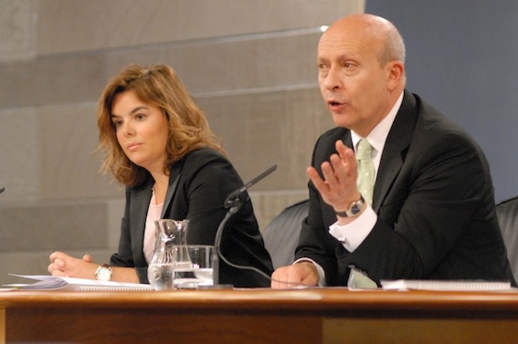 El ministro de Educación, José Igancio Wert, junto a la vicepresidenta del Gobierno español, Soraya Sáenz de Santamaría. (ARGAZKI PRESS)