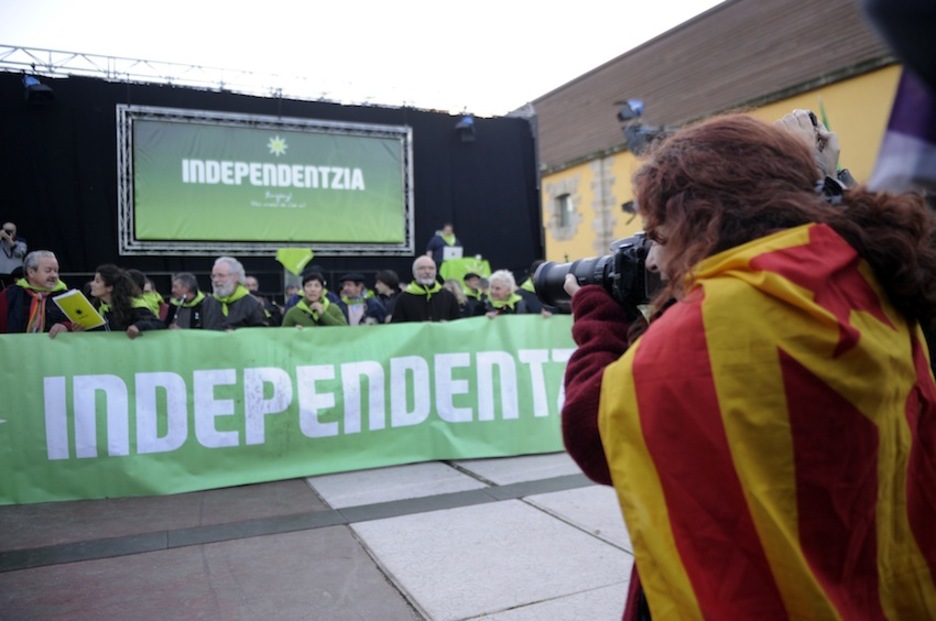 Arratsaldeko 17.20ean abiatu da manifestazioa, Independentistak Sareko kideek burututako pankartarekin. Kataluniako ordezkaritza bat ere bertan izan da. (Marisol RAMIREZ/ARGAZKI PRESS)