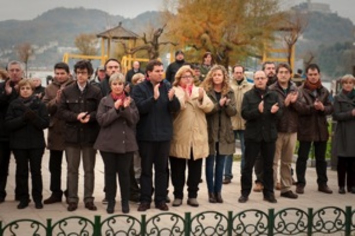 Los representantes de los grupos municipales aplauden al final del acto. (Gari GARAIALDE/ARGAZKI PRESS)