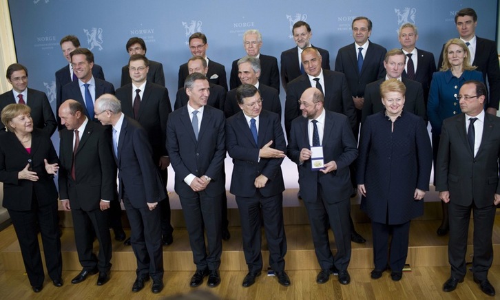 Los jefes de Estado y de Gobierno de la UE posan tras recoger el Nobel de la Paz. (Daniel SANNUM-LAUTEN/AFP) 