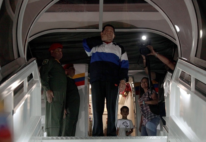 Hugo Chávez se despide desde el avión que le trasladó a La Habana para ser operado. (Presidencia de Venezuela/AFP)