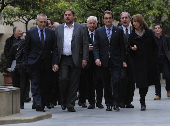 Pere Navarro (PSC), Oriol Junqueras (ERC), Artur Mas (CiU) y la consellera de Educación, Irene Rigau, antes de la cumbre de partidos catalanes. (Josep LAGO/AFP PHOTO)