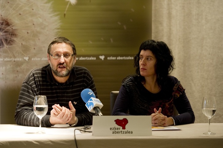 Txelui Moreno y Maitane Intxaurraga, en la comparecencia que han ofrecido en Iruñea. (Idoia ZABALETA/ARGAZKI PRESS)