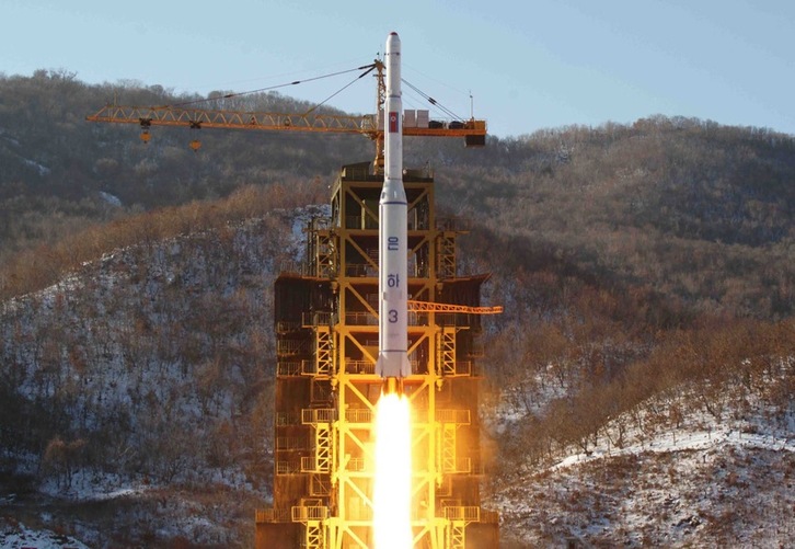 Imagen distribuida por la agencia oficial KCNA que muestra la lanzadera Unha-3 que lleva el satélite Kwangmyongsong-3. (AFP)