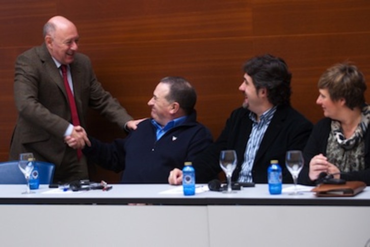 Alberto Spektorowski saluda a Karmelo Landa en presencia de Pello Urizar e Ikerne Badiola. (Gari GARAIALDE/ARGAZKI PRESS)