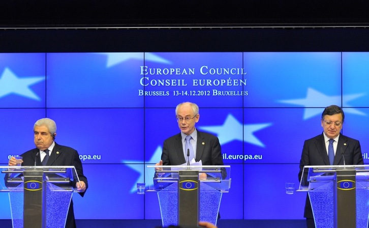 Demetris Khristofias, Herman Van Rompuy y José Manuel Durao Barroso, en la comparecencia final de la cumbre. (Georges GOBET/AFP)