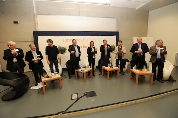 Los participantes en la última mesa redonda del foro, que ha concluido con una declaración de los electos de Ipar Euskal Herria. (Gaiza IROZ)