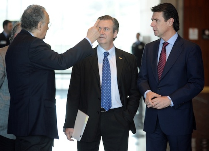 El ministro español de Industria, José Manuel Soria (drcha.), acompañado por Iñaki Azkuna y Bernabé Unda, en una imagen de archivo. (Jon HERNAEZ/ARGAZKI PRESS)