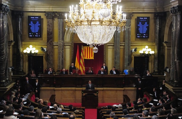 El President, Artur Mas, ante el pleno del Parlament en una imagen de archivo. (Josep LAGO/AFP)