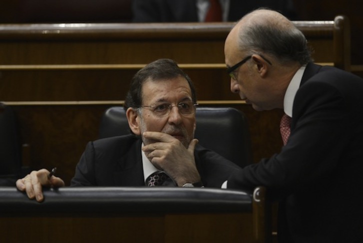 El presidente, Mariano Rajoy, y el ministro de Hacienda, Cristóbal Montoro, principales responsables de los Presupuestos. (Pierre-Philippe MARCOU/AFP PHOTO)