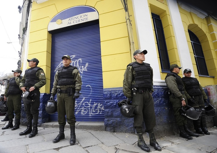 Poliziak betearazi du Moralesen nazionalizazio agindua. (Jorge Bernal / AFP)