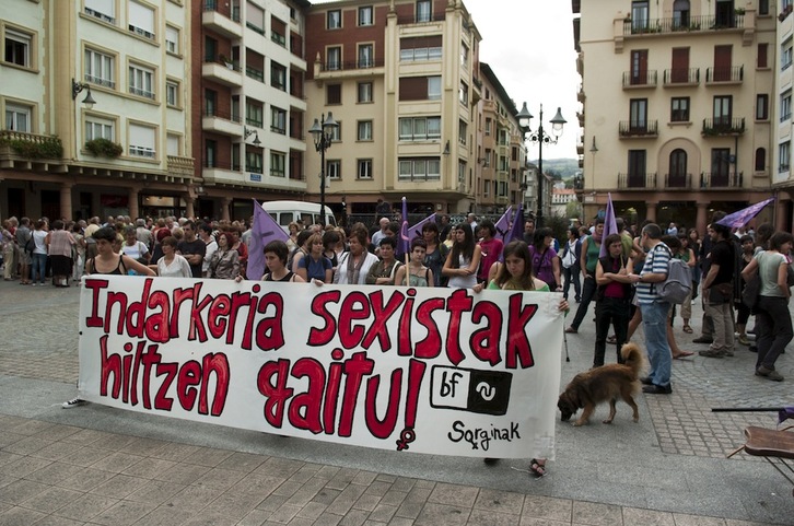 Protesta de Bilgune Feminista en Zarautz. (Gorka RUBIO / ARGAZKI PRESS)