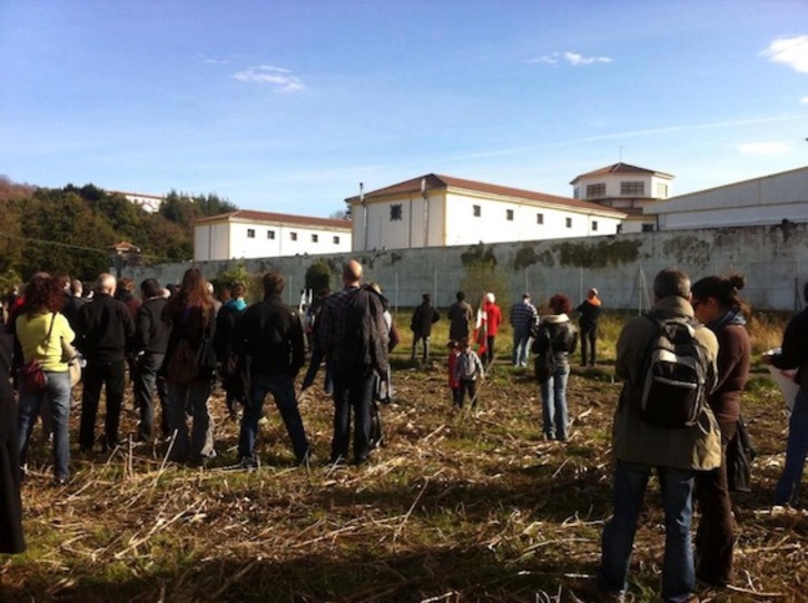 Cientos de personas han reivindicado la puesta en libertad de los presos enfermos ante la cárcel de Martutene. (HERRIRA)