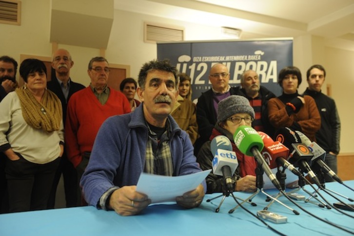 Jose Mari Agirretxe eta Miren Tolaretxipik hartu dute hitza Donostian egindako agerraldian. (Jon URBE/ARGAZKI PRESS)