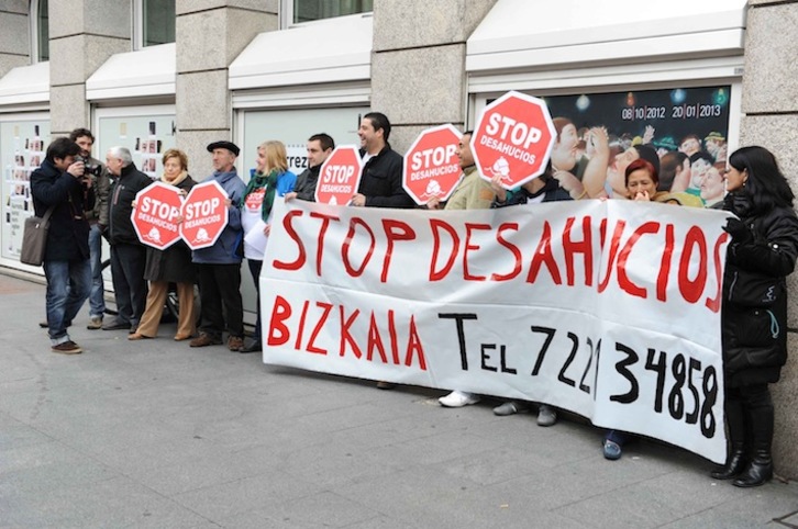 Protesta de Stop Desahucios Bizkaia frente a una sucursal de la BBK. (ARGAZKI PRESS)