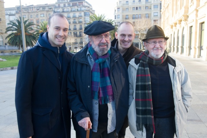 Alfonso Sastre, junto al director de la obra, Antonio Malonda (derecha) y dos de los actores. (Andoni CANELLADA/ARGAZKI PRESS)
