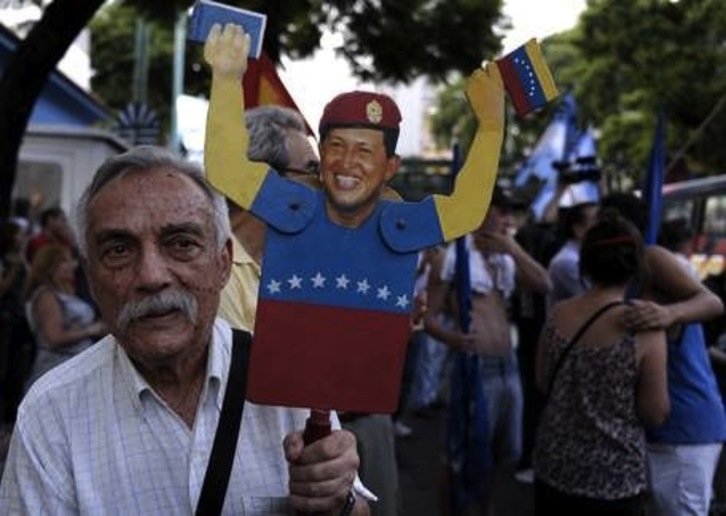 Imagen de Buenos Aires donde miles de personas han salido a la calle en apoyo a Chávez. (Alejandro PAGNI/AFP)