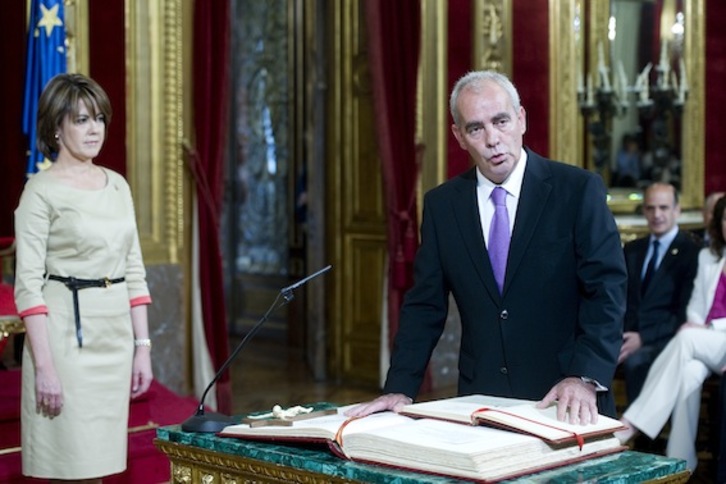 Jesús Pejenaute jura su cargo ante la mirada de la presidenta, Yolanda Barcina. Ambos están involucrados en los escándalos de la CAN. (Iñigo URIZ/ARGAZKI PRESS)