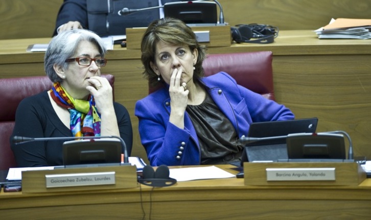 Lourdes Goicoechea y Yolanda Barcina, en el último pleno de 2012 en el Parlamento. (Jagoba MANTEROLA/ARGAZKI PRESS)