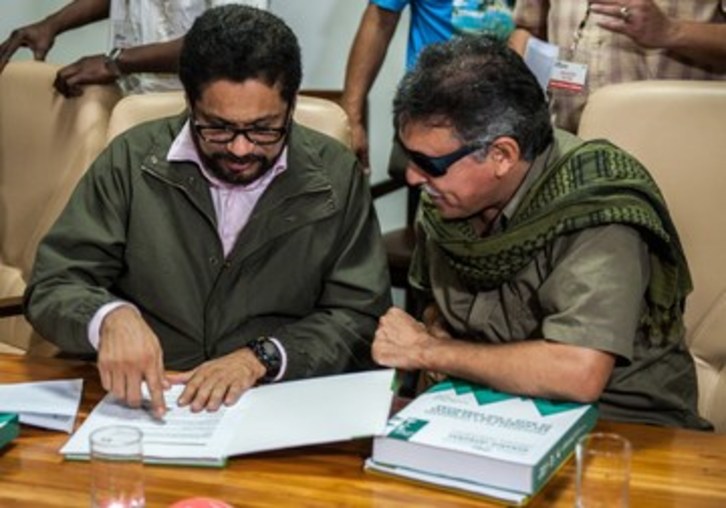 Los miembros de las FARC Iván Marquez y Jesús Santrich estudian un documento durante una reunión celebrada este miércoles en La Habana para dar solución al problema de las tierras. (Yamil LAGE/AFP)