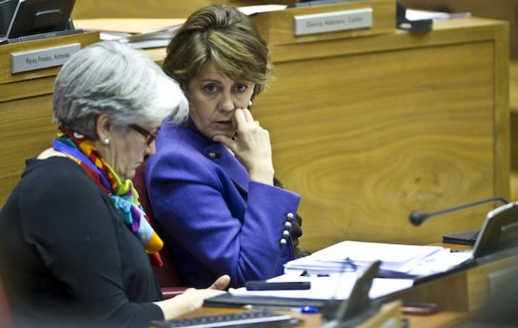 La presidenta navarra, Yolanda Barcina, junto a su vicepresidenta, Lourdes Goicoechea, en el Parlamento. (Jagoba MANTEROLA/ARGAZKI PRESS)