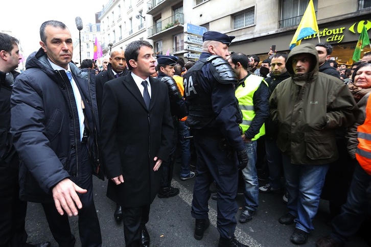 Manuel Valls ha acudido al Centro de Información del Kurdistán en París. (Thomas SAMSON/AFP)