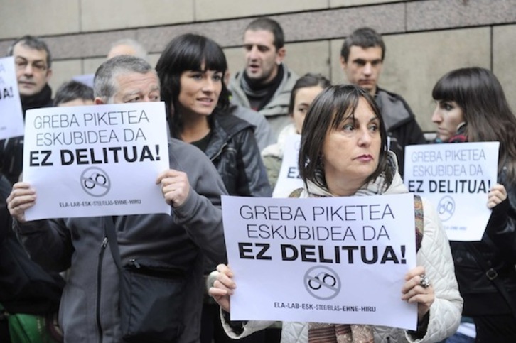 Imagen de la concentración celebrada el pasado jueves por varios sindicatos ante el Palacio de Justicia de Bilbo. (ARGAZKI PRESS)
