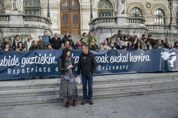 Los integrantes de Herrira han posado ante las escalinatas del Ayuntamiento de Bilbo. (Luis JAUREGIALTZO/ARGAZKI PRESS)