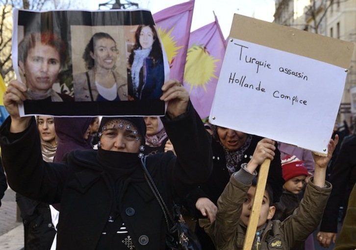 Imagen de la manifestación que se llevo a cabo este jueves en Marsella para denunciar la muerte de tres militantes kurdas. (Boris HORVAT/AFP)