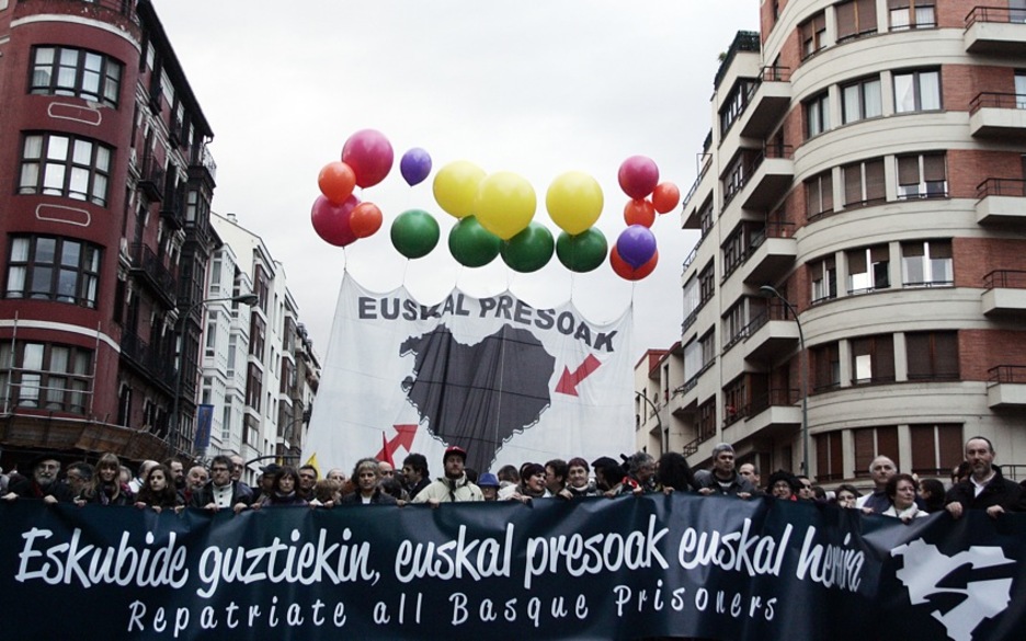 Presoen Euskal Herriratzearen aldeko bandera erraldoia. (Rafa RIVAS/AFP)