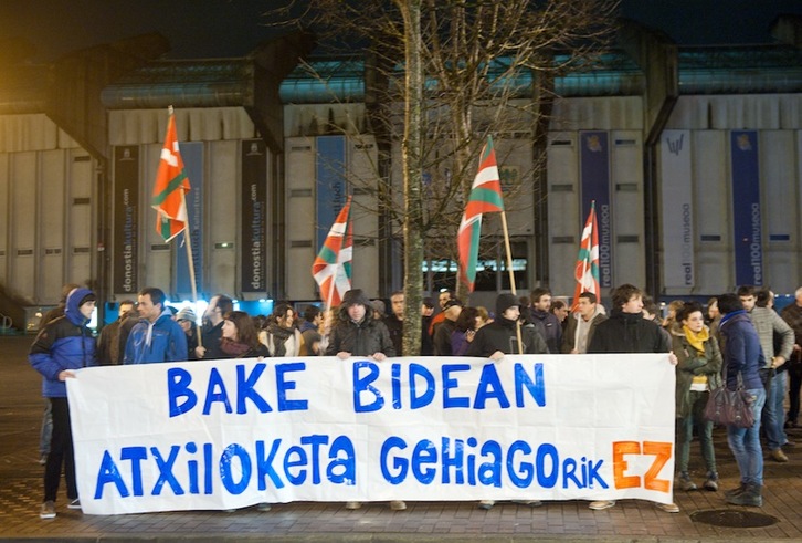 La concentración se ha celebrado frente al estadio de Anoeta bajo el lema ‘Bake bidean atxiloketa gehiagorik ez’. (Jon URBE/ARGAZKI PRESS)