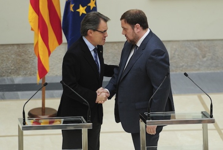 Artur Mas (CiU) y Oriol JUnqueras (ERC) en la firma del pacto de estabilidad. (Josep LAGO/AFP PHOTO)