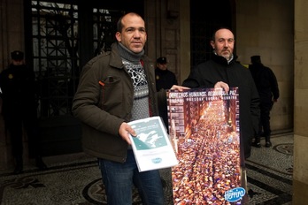 Miembros de Herrira, Jon Garay entre ellos, a las puertas de la Delegación del Gobierno español en Iruñea. (Idoia ZABALETA/ARGAZKI PRESS)