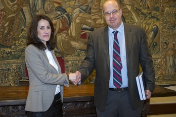 Bakartxo Tejeria ha recibido a Juan Calparsoro en el Parlamento de Gasteiz. (Juanan RUIZ/ARGAZKI PRESS)
