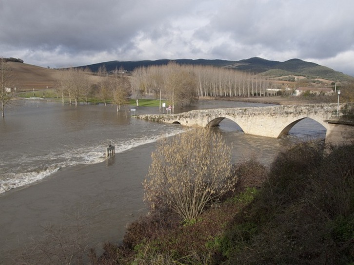 Imagen tomada en Argantzun, donde el río Zadorra cubre la carretera. (Iñaki INSAUSTI)
