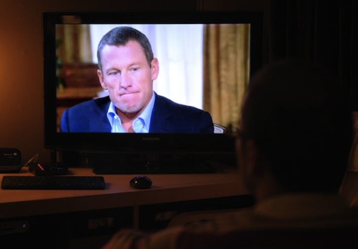 En la imagen, un hombre sigue en directo la entrevista de Oprah Winfrey a Lance Armstrong. (Mandel NGAN/AFP)