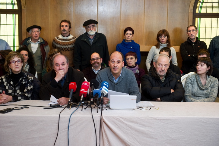 Imagen de la rueda de prensa que ha celebrado la asociación Kontuz! en Iruñea. (Iñigo URIZ/ARGAZKI PRESS)